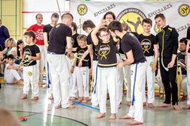 Rusya, Yaroslavl - 19 Mayıs. 2018: bir grup insan Capoeira içinde belgili tanımlık jimnastik salonu yarışmadan önce ısınmak dahil.