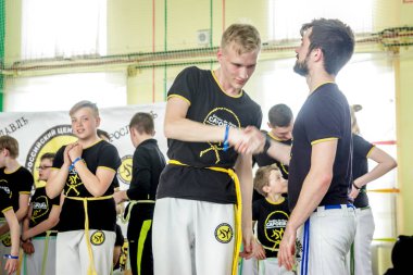 Rusya, Yaroslavl - 19 Mayıs. 2018: bir grup insan Capoeira içinde belgili tanımlık jimnastik salonu yarışmadan önce ısınmak dahil.