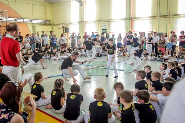 Rússia Yaroslavl Maio 2018 Grupo Pessoas Envolvidas Capoeira Ginásio Aquecem — Fotografia de Stock