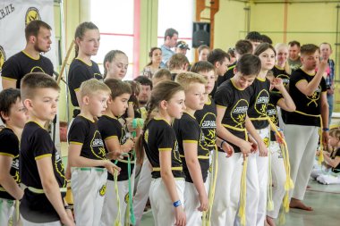 Rusya, Yaroslavl - 19 Mayıs. 2018: bir grup insan Capoeira içinde belgili tanımlık jimnastik salonu yarışmadan önce ısınmak dahil.