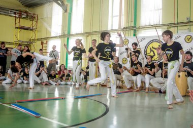 Rusya, Yaroslavl - 19 Mayıs. 2018: bir grup insan Capoeira içinde belgili tanımlık jimnastik salonu yarışmadan önce ısınmak dahil.