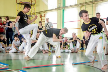 Rusya, Yaroslavl - 19 Mayıs. 2018: bir grup insan Capoeira içinde belgili tanımlık jimnastik salonu yarışmadan önce ısınmak dahil.