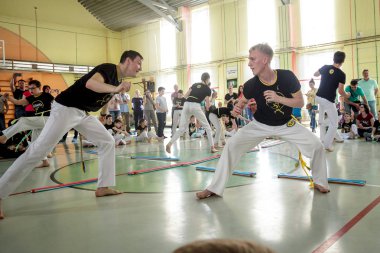 Rusya, Yaroslavl - 19 Mayıs. 2018: bir grup insan Capoeira içinde belgili tanımlık jimnastik salonu yarışmadan önce ısınmak dahil.