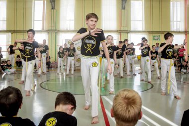 Rusya, Yaroslavl - 19 Mayıs. 2018: bir grup insan Capoeira içinde belgili tanımlık jimnastik salonu yarışmadan önce ısınmak dahil.