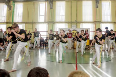 Rusya, Yaroslavl - 19 Mayıs. 2018: bir grup insan Capoeira içinde belgili tanımlık jimnastik salonu yarışmadan önce ısınmak dahil.
