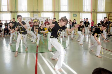 Rusya, Yaroslavl - 19 Mayıs. 2018: bir grup insan Capoeira içinde belgili tanımlık jimnastik salonu yarışmadan önce ısınmak dahil.