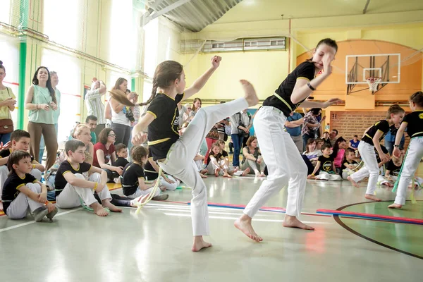 Rússia Yaroslavl Maio 2018 Grupo Pessoas Envolvidas Capoeira Ginásio Aquecem — Fotografia de Stock