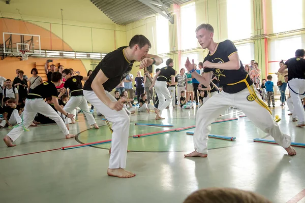 Rússia Yaroslavl Maio 2018 Grupo Pessoas Envolvidas Capoeira Ginásio Aquecem — Fotografia de Stock