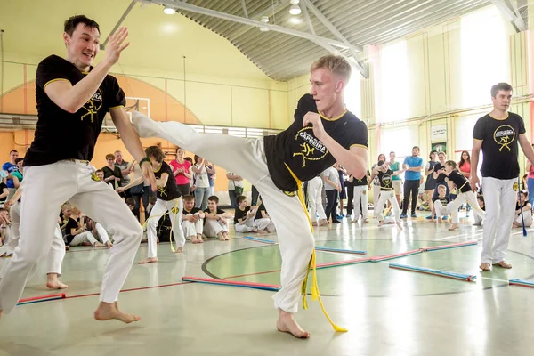 Rússia Yaroslavl Maio 2018 Grupo Pessoas Envolvidas Capoeira Ginásio Aquecem — Fotografia de Stock