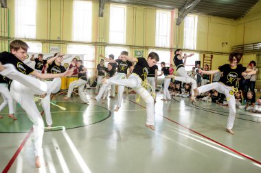 Rusya, Yaroslavl - 19 Mayıs. 2018: bir grup insan Capoeira içinde belgili tanımlık jimnastik salonu yarışmadan önce ısınmak dahil.