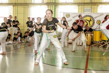 Rusya, Yaroslavl - 19 Mayıs. 2018: bir grup insan Capoeira içinde belgili tanımlık jimnastik salonu yarışmadan önce ısınmak dahil.