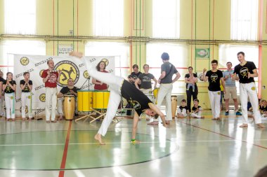 Rusya, Yaroslavl - 19 Mayıs. 2018: bir grup insan Capoeira içinde belgili tanımlık jimnastik salonu yarışmadan önce ısınmak dahil.