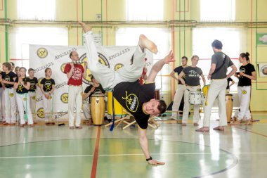 Rusya, Yaroslavl - 19 Mayıs. 2018: bir grup insan Capoeira içinde belgili tanımlık jimnastik salonu yarışmadan önce ısınmak dahil.