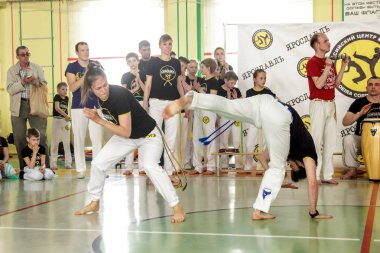 Rusya, Yaroslavl - 19 Mayıs. 2018: bir grup insan Capoeira içinde belgili tanımlık jimnastik salonu yarışmadan önce ısınmak dahil.