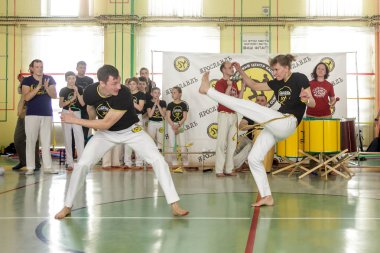 Rusya, Yaroslavl - 19 Mayıs. 2018: bir grup insan Capoeira içinde belgili tanımlık jimnastik salonu yarışmadan önce ısınmak dahil.