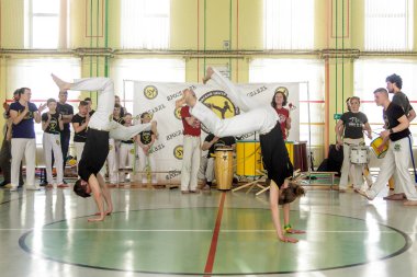 Rusya, Yaroslavl - 19 Mayıs. 2018: bir grup insan Capoeira içinde belgili tanımlık jimnastik salonu yarışmadan önce ısınmak dahil.