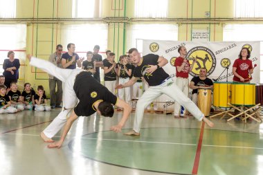 Rusya, Yaroslavl - 19 Mayıs. 2018: bir grup insan Capoeira içinde belgili tanımlık jimnastik salonu yarışmadan önce ısınmak dahil.