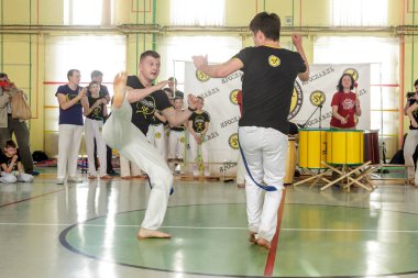 Rusya, Yaroslavl - 19 Mayıs. 2018: bir grup insan Capoeira içinde belgili tanımlık jimnastik salonu yarışmadan önce ısınmak dahil.