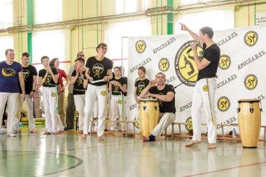 Rusya, Yaroslavl - 19 Mayıs. 2018: bir grup insan Capoeira içinde belgili tanımlık jimnastik salonu yarışmadan önce ısınmak dahil.