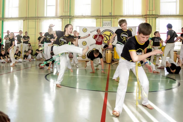 Rússia Yaroslavl Maio 2018 Grupo Pessoas Envolvidas Capoeira Ginásio Aquecem — Fotografia de Stock