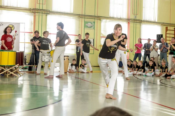 Rusya, Yaroslavl - 19 Mayıs. 2018: bir grup insan Capoeira içinde belgili tanımlık jimnastik salonu yarışmadan önce ısınmak dahil.