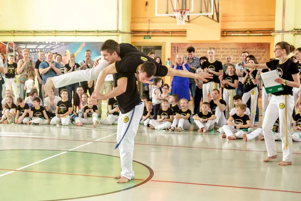 Rússia Yaroslavl Maio 2018 Grupo Pessoas Envolvidas Capoeira Ginásio Aquecem — Fotografia de Stock