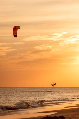 profesyonel kiters slayt dalgaları, aşırı grup atlar hava Karadeniz üzerinde yelken kanat liderliğindeki eller rüzgar ile bir gün batımı, onlookers fotoğrafçılar martı kıyısında. duyuru köyü. arkadan aydınlatmalı tonda,