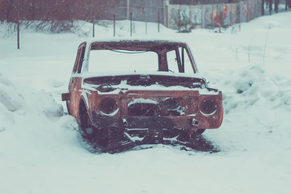 Jeden Stary Opuszczony Zardzewiały Złamane Samochodów Śniegu Lesie Rosyjska Zima — Zdjęcie stockowe
