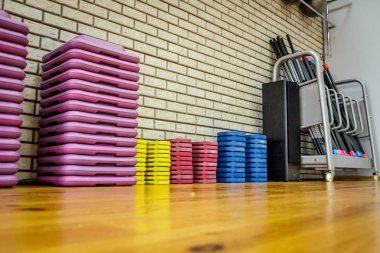 boş spor fitness ve vücut geliştirme fitness ekipmanları ile bir