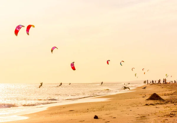 Extreme Groep Kiters Ride Golven Sprongen Lucht Zwarte Zee Met — Stockfoto