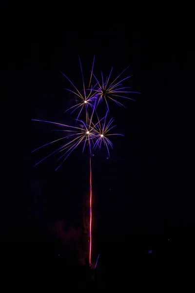 Fuochi Artificio Multicolori Festivi Popolosi Fuori Città Nel Campo Estivo — Foto Stock