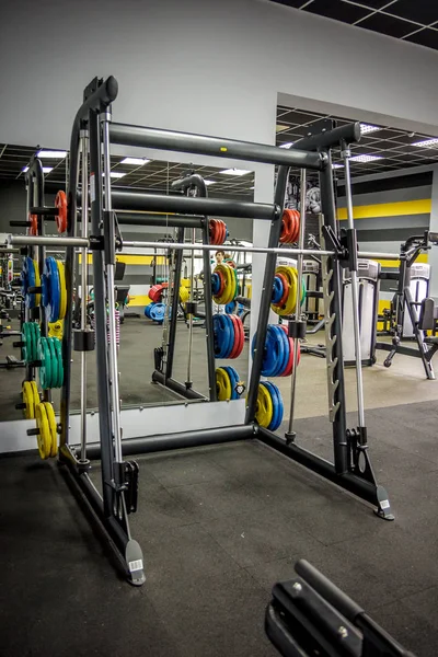 Пустой тренажерный зал для фитнеса и бодибилдинга — стоковое фото