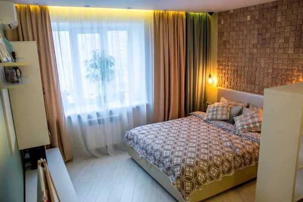 現代住宅インテリア ベッド ルーム装飾要素と空のアパート ベッドと枕の高級家具のセグメント — ストック写真