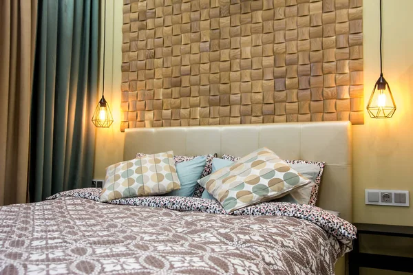 現代住宅インテリア ベッド ルーム装飾要素と空のアパート ベッドと枕の高級家具のセグメント — ストック写真