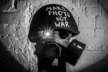 Askeri gaz maskesi ve beyaz tuğla duvar gölgeler, yazıt ile yeşil kask sanat görüntü yapmak değil savaş Anavatan defender gününde fotoğraf. Dünya barışı nefret ve savaş olmadan arama kavramı