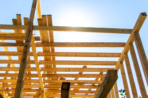деревянный внутренний каркас нового строящегося дома, архитектурный жилой каркас
.