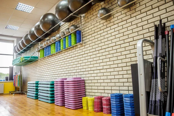 Üres edzőterem, fitnesz és testépítő, fitness berendezés egy — Stock Fotó