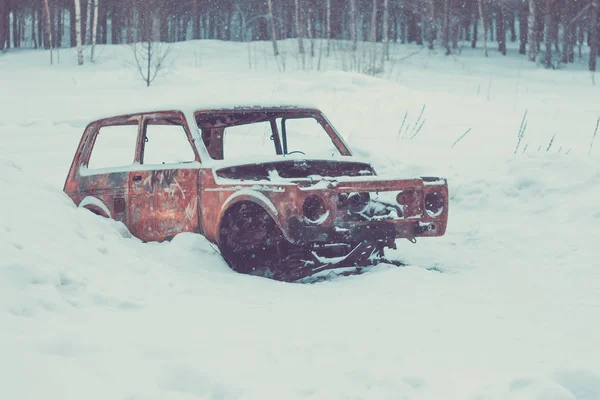 Una Vecchia Auto Abbandonata Arrugginita Rotta Nella Neve Nella Foresta — Foto Stock