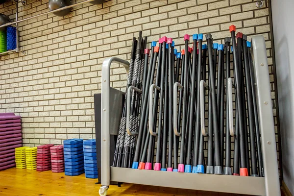 Üres edzőterem, fitnesz és testépítő, fitness berendezés egy — Stock Fotó