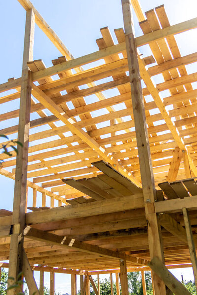 деревянный внутренний каркас нового строящегося дома, архитектурный жилой каркас
.