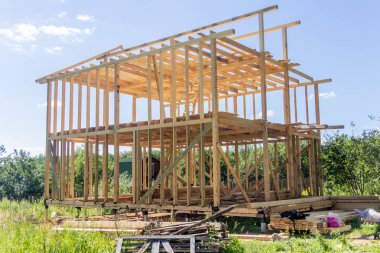 ahşap iç çerçeve binanın altında yeni bir ev inşa mimari konut inşaatı sopa ev çerçeve.