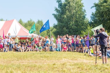 Rusya, Yaroslavl-29 Haziran 2013: Grup mutlu çocuklar ve yetişkin gençler yaz ormanı çadır kampı dinlenmek bankalar Volga Nehri üzerinde parlak güneşli gün yarışmalara katılmak aktif oyunlar oynamak