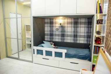 Evin oturma odası dekor elemanları ve bir çocuk çocuk yatağı ile boş bir dairenin lüks ortamının segmentleri Modern iç