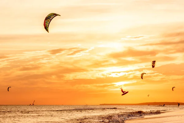 Extreme Groep Van Professionele Kiters Dia Golven Springt Lucht Zwarte — Stockfoto