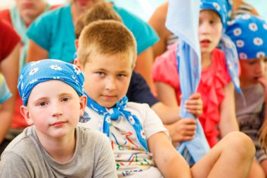 Rusya, Yaroslavl-29 Haziran 2013: Grup mutlu çocuklar ve yetişkin gençler yaz ormanı çadır kampı dinlenmek bankalar Volga Nehri üzerinde parlak güneşli gün yarışmalara katılmak aktif oyunlar oynamak