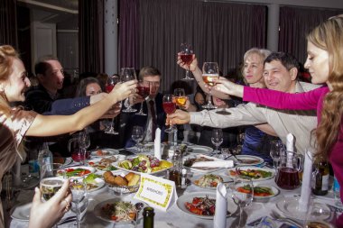 Rusya, Yaroslavl - 27 Aralık 2016: Kurumsal şirket Oriflame önde gelen ve satış ve yeni yıl, yıl sonu vesilesiyle bir sürü insan ile dans.