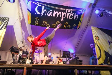 Rusya, Yaroslavl - 03 Temmuz 2014: Sahnede tiyatro prodüksiyonuna katılan esneklik egzersizleri gösteren kız jimnastikçinin performansı ışıkla müzikal ve dans konseri etkinliğine katılıyor