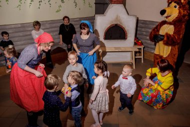 Rusya, Yaroslavl - 03 Şubat 2017: mutlu çocuk doğum günü kutlaması, grup tarzı giyinmiş eski Rus peri masalı animatör kızla yarışmalar ve oyunlar büyük odada kiler ve soba ile.