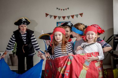 Rusya, Yaroslavl - 17 Şubat 2018: mutlu bir doğum günü kutlaması, çocukların grup giyinmiş bir animatör korsanlarla tarzında, yarışmalar ve kabarcıklar oyna Oyunlar loft tarzı ile büyük bir odada