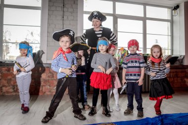 Rusya, Yaroslavl - 17 Şubat 2018: mutlu bir doğum günü kutlaması, çocukların grup giyinmiş bir animatör korsanlarla tarzında, yarışmalar ve kabarcıklar oyna Oyunlar loft tarzı ile büyük bir odada